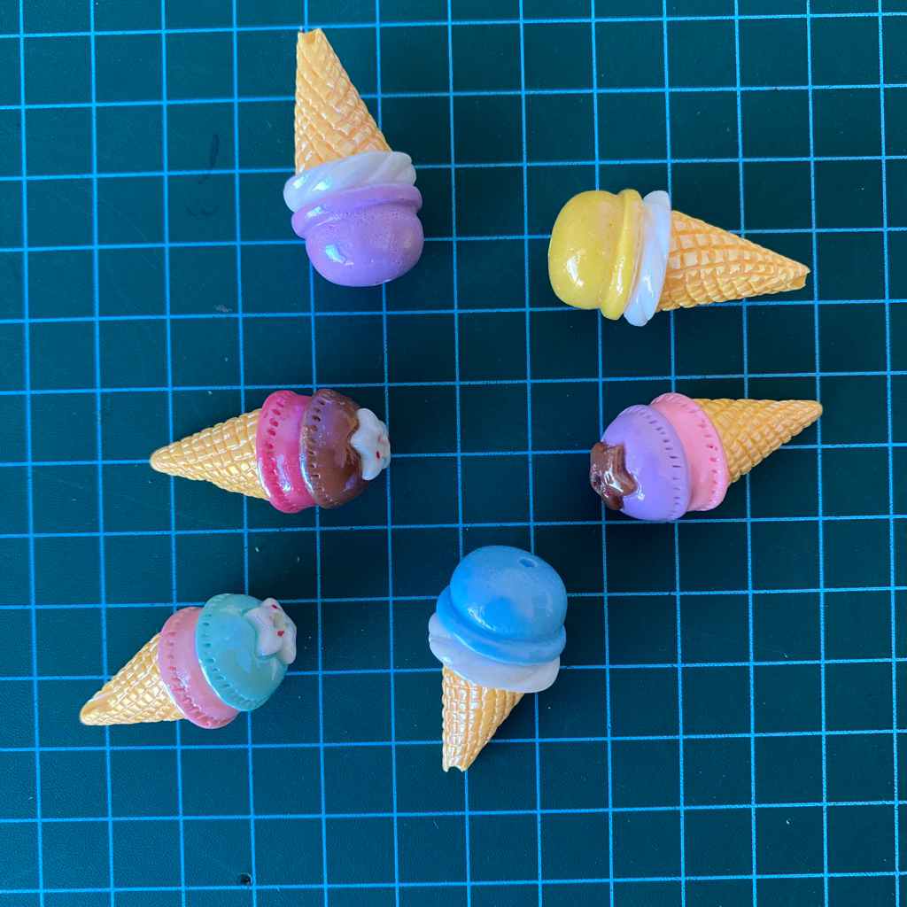 

(1 PCS) Manik Ice Cream Cone Lubang Atas Bawah