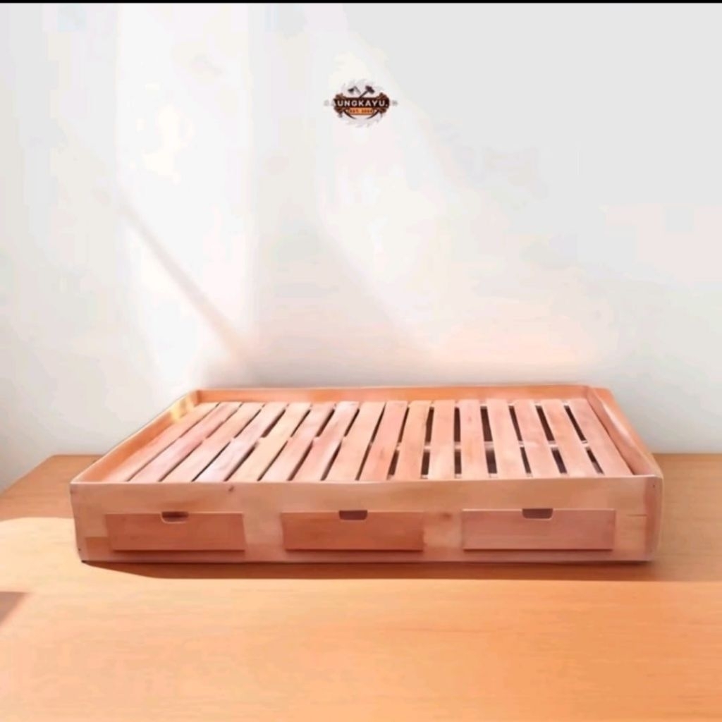 Dipan Kasur, Alas kasur kayu keras