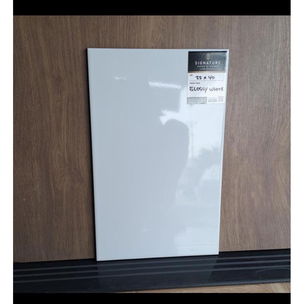 keramik dinding  - glosy white 25x40 Mulia signature