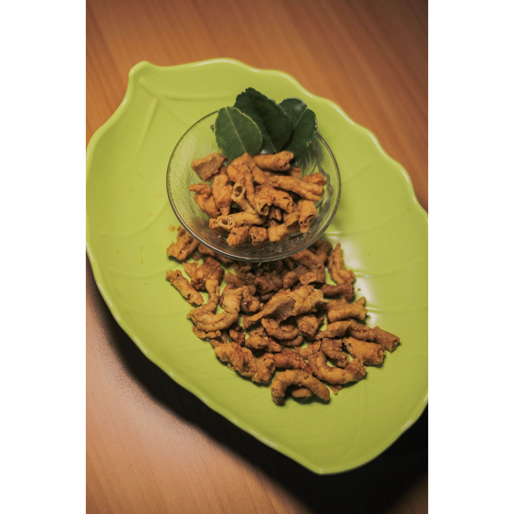 

Keripik Usus Pedas Daun Jeruk. Kemasan 500gr, 250gr, 100gr.