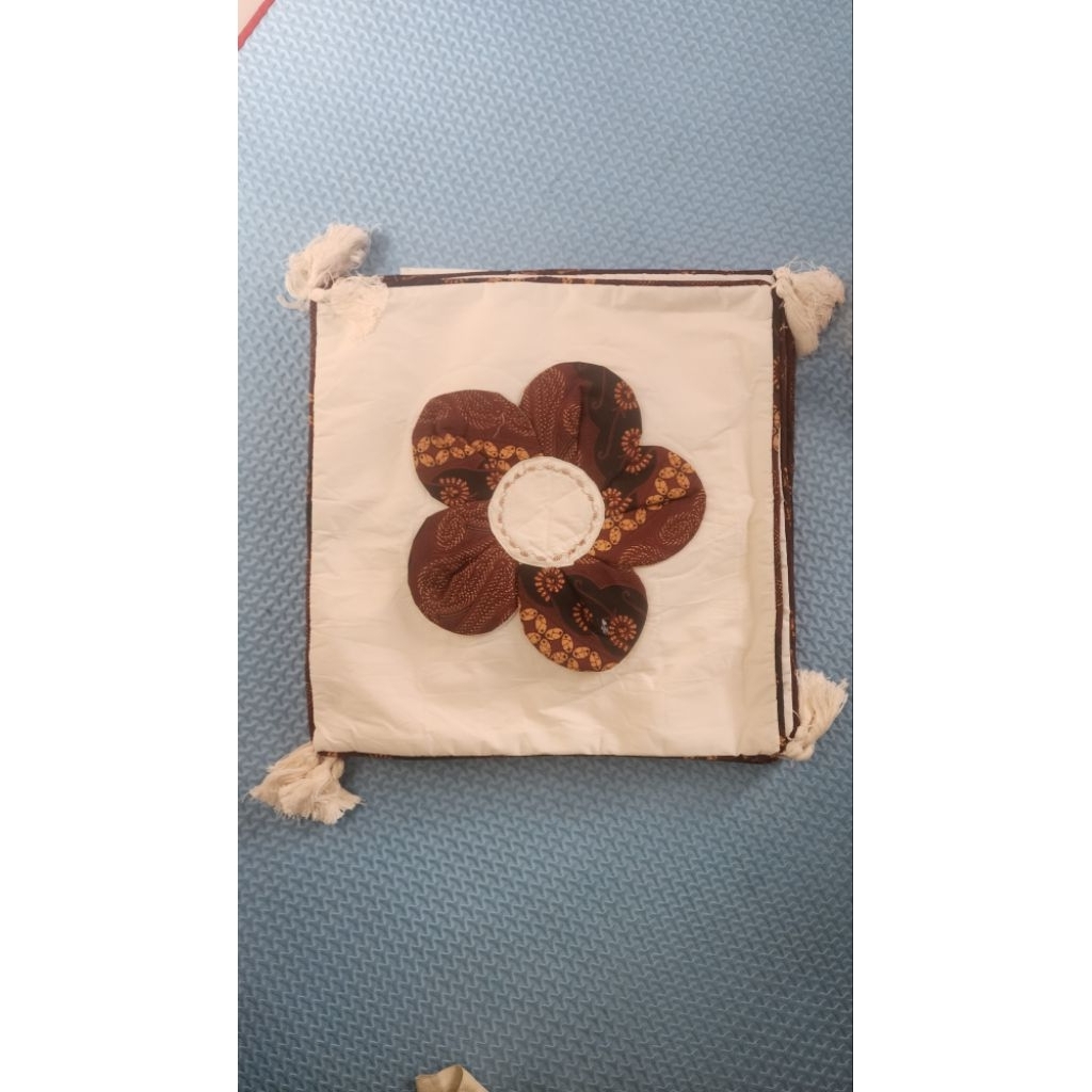 Sarung Bantal Sofa Motif Bunga Batik