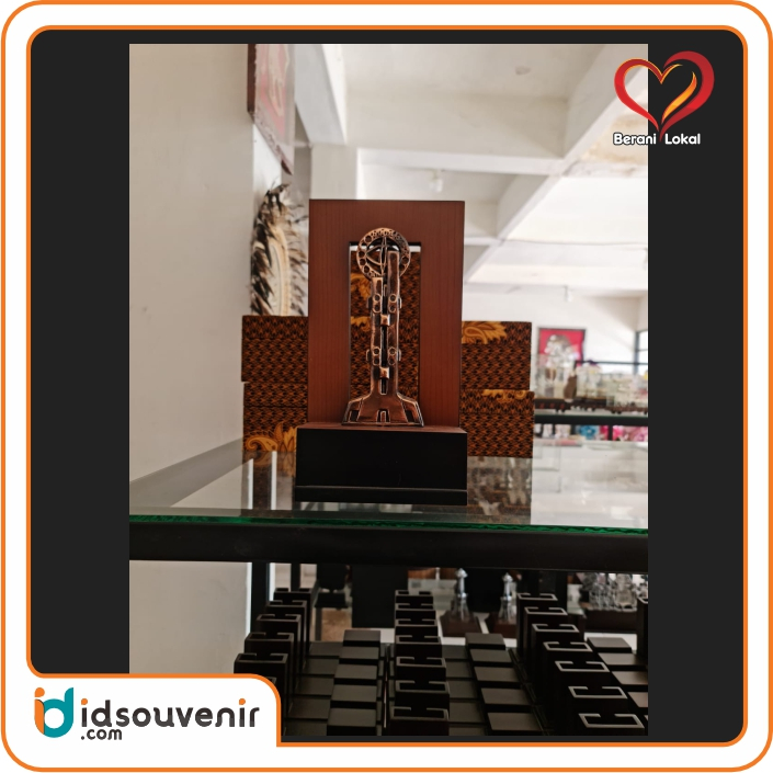 Frame Background Miniatur Tugu Khatulistiwa Logam Souvenir