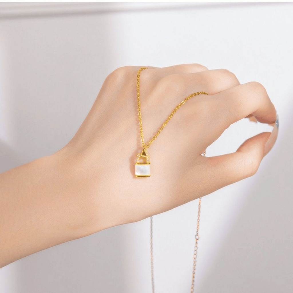 Kalung Titanium Emas Liontin Mini Kunci Mutiara Putih Elegan Wanita Aksesoris Fashion Simple