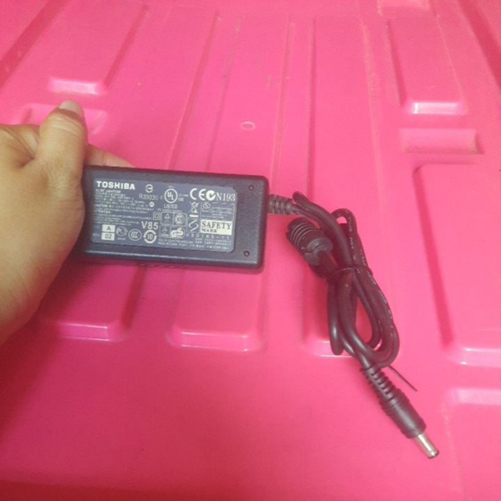 adaptor laptop toshiba 19v 1.58a adaptor toshiba