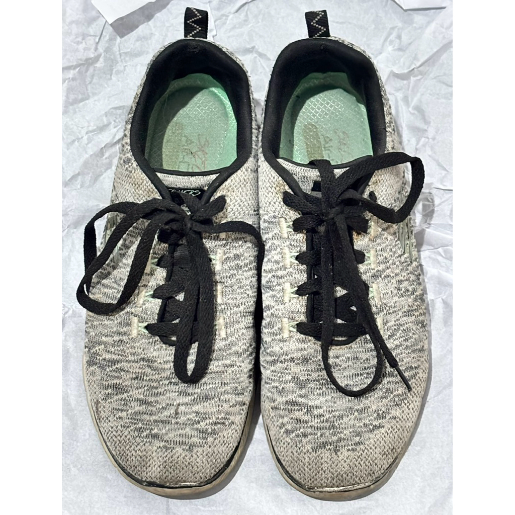 [PRELOVED] Sepatu Skechers Wanita Putih Hitam Uk 38