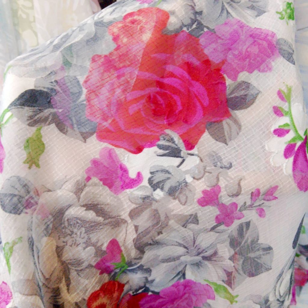 Kain Sifon Motif Bunga Mawar Besar – Bahan Jahit Gaun  (Harga Kain Per½ Meter)