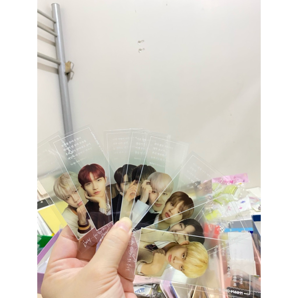 

(RARE) WANNA ONE -- Essay Book Official Bookmark Set (Dapat sesuai di foto)