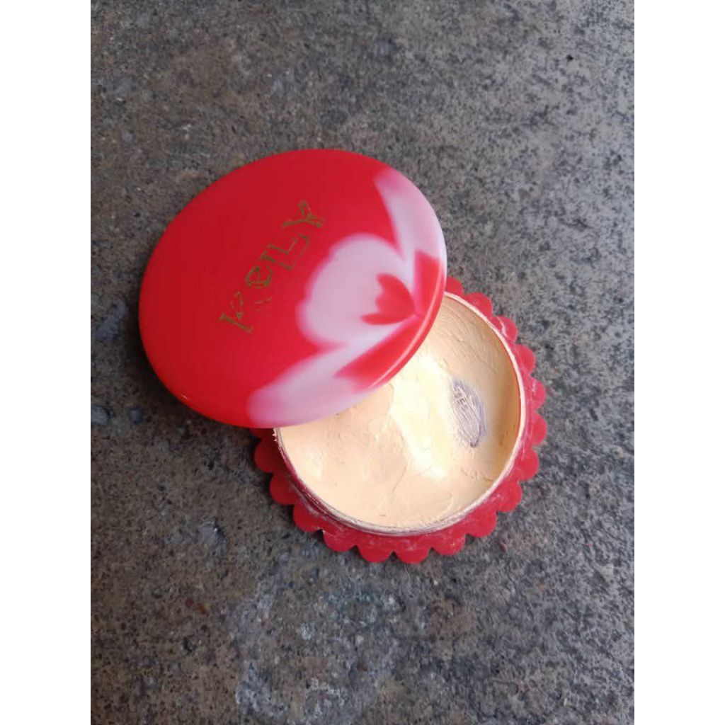 Kelly bedak siang, Alas bedak kelly