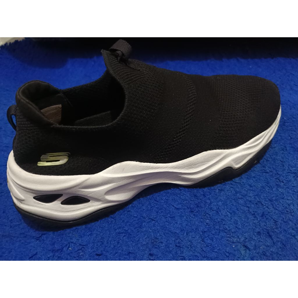 sepatu SKECHERS D'LITES 4.0 BLACK, kondisi second tapi masih bagus, bersih pula seperti foto, tipe S