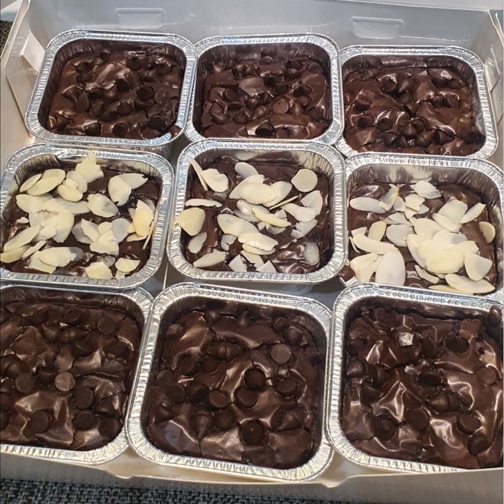 

Fudgy brownies | brownies lumer lembut nyoklat enak | brownies enak | oleh-oleh surabaya | hampers surabaya | gift surabaya