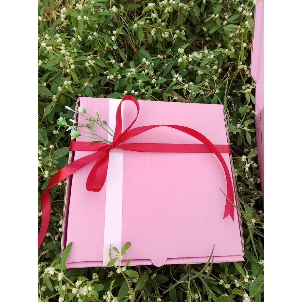 

Box Full Pink dengan Hiasan Pita&Bunga Artifical by Alisura