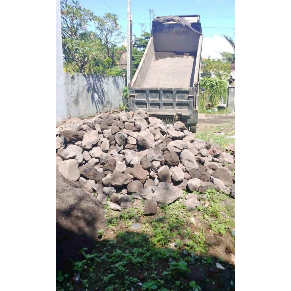 Batu Gunung Kali dump truk besar