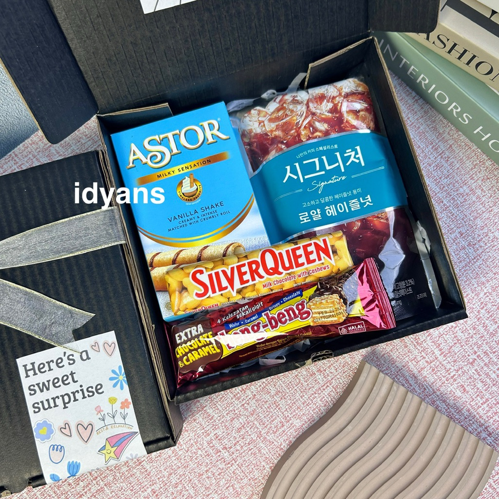 

Snack Time Gift Box – Paket Camilan Manis & Kejutan Spesial / SNACK BOX / HAMPERS SNACK / GRADUATION / KADO CEWEK / BINGKISAN