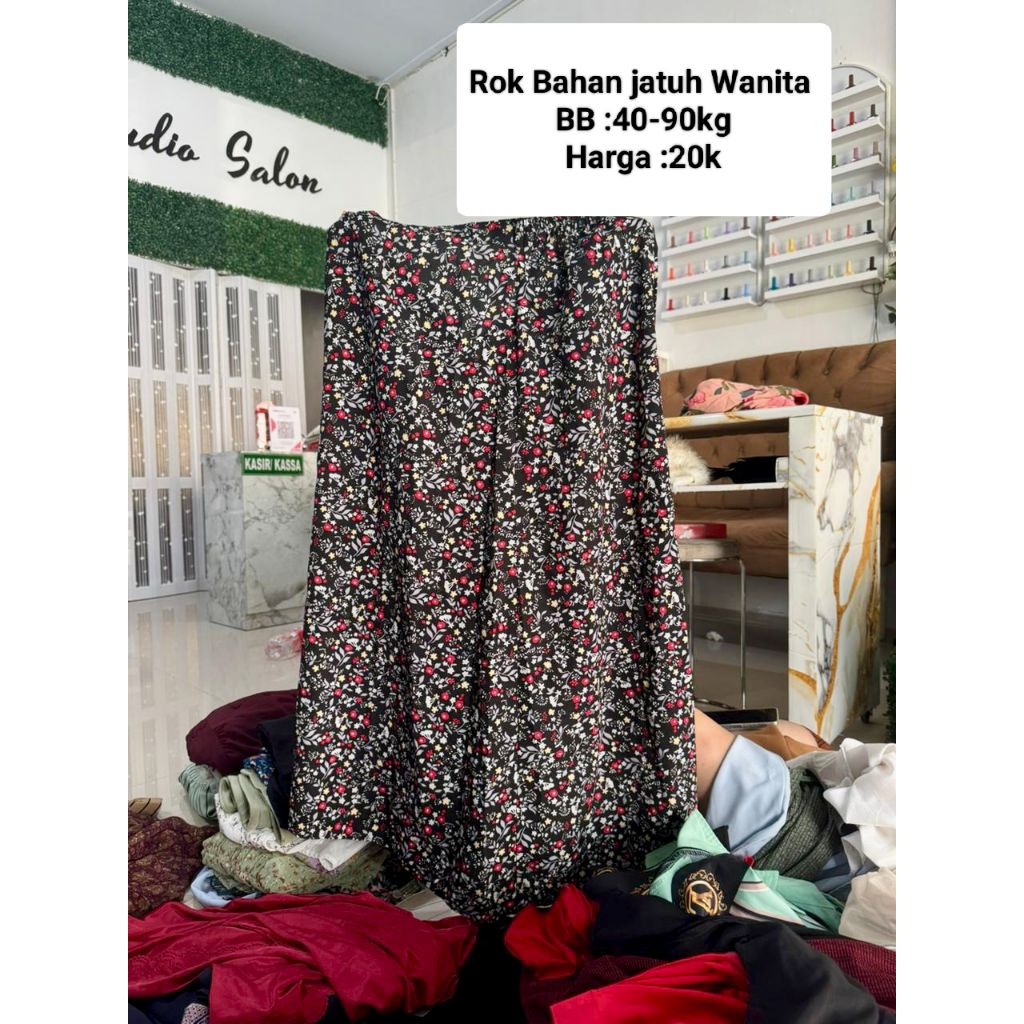 Rok bahan jatuh wanita