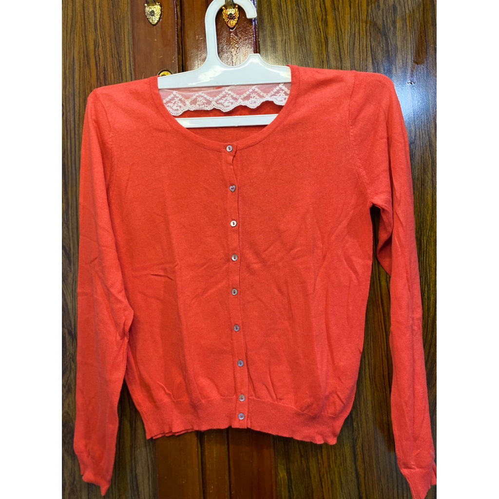 cardigan merah