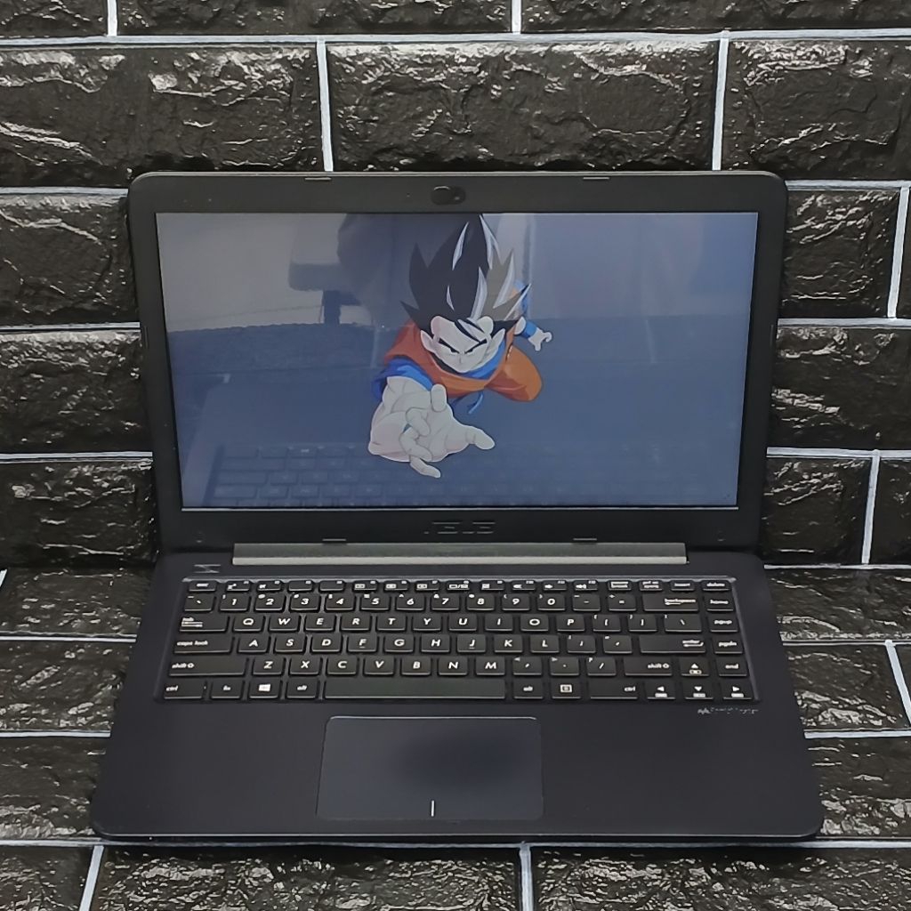 Laptop Asus Vivobook E14 E402YA AMD E2-7015 Radeon R2 4/256GB