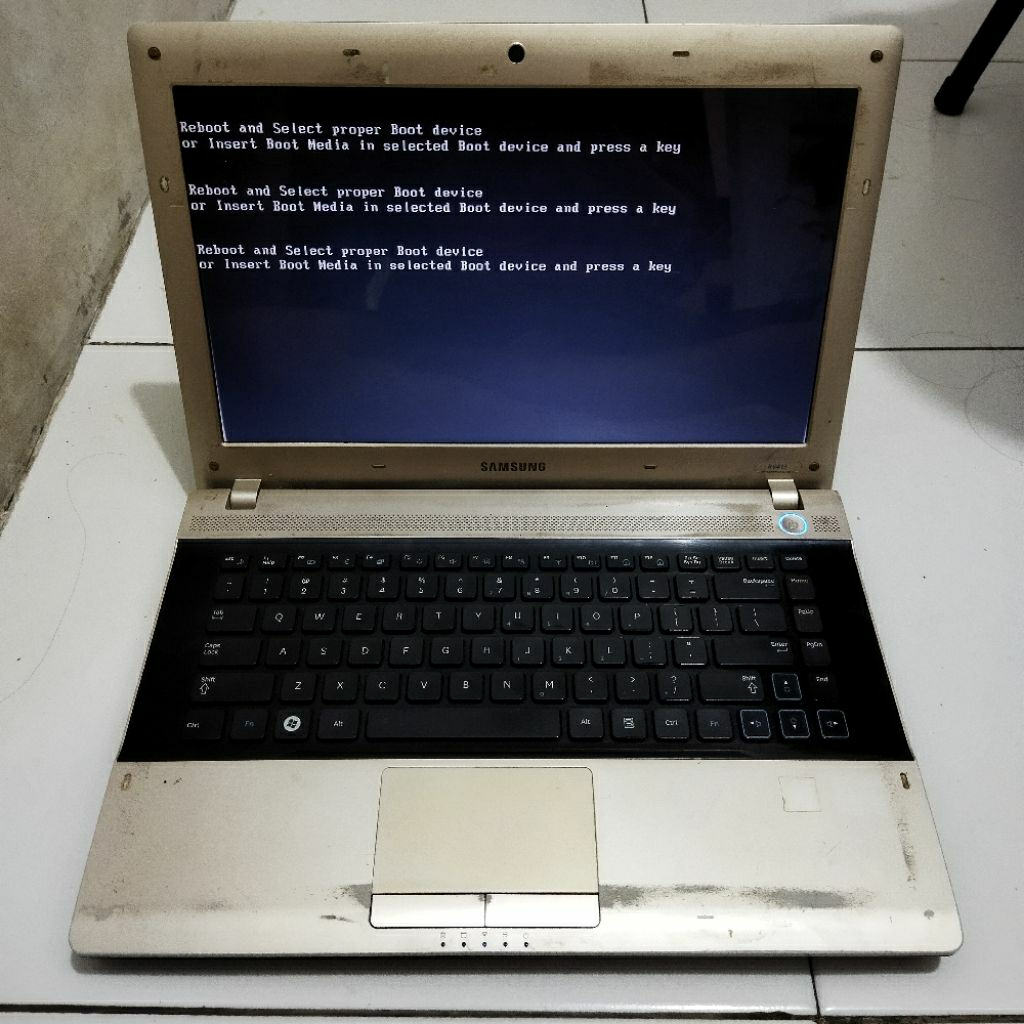 Laptop Samsung RV413 AMD E300 APU RAM 2GB Mesin LCD Nyala Normal Bekas Second