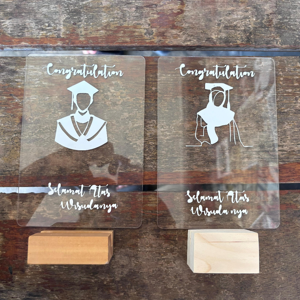 Hadiah wisuda papan nama kelulusan custom nama akrilik stand kayu murah elegan