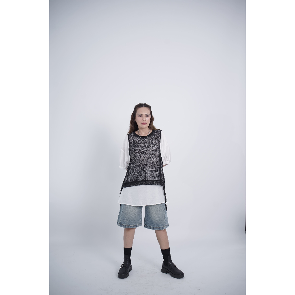 Blouse Putih dengan Outer Brokat Hitam