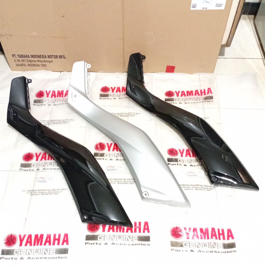 COVER SIDE DELTA BOX KIRI XMAX OLD 250 ORIGINAL B74-F1711-00