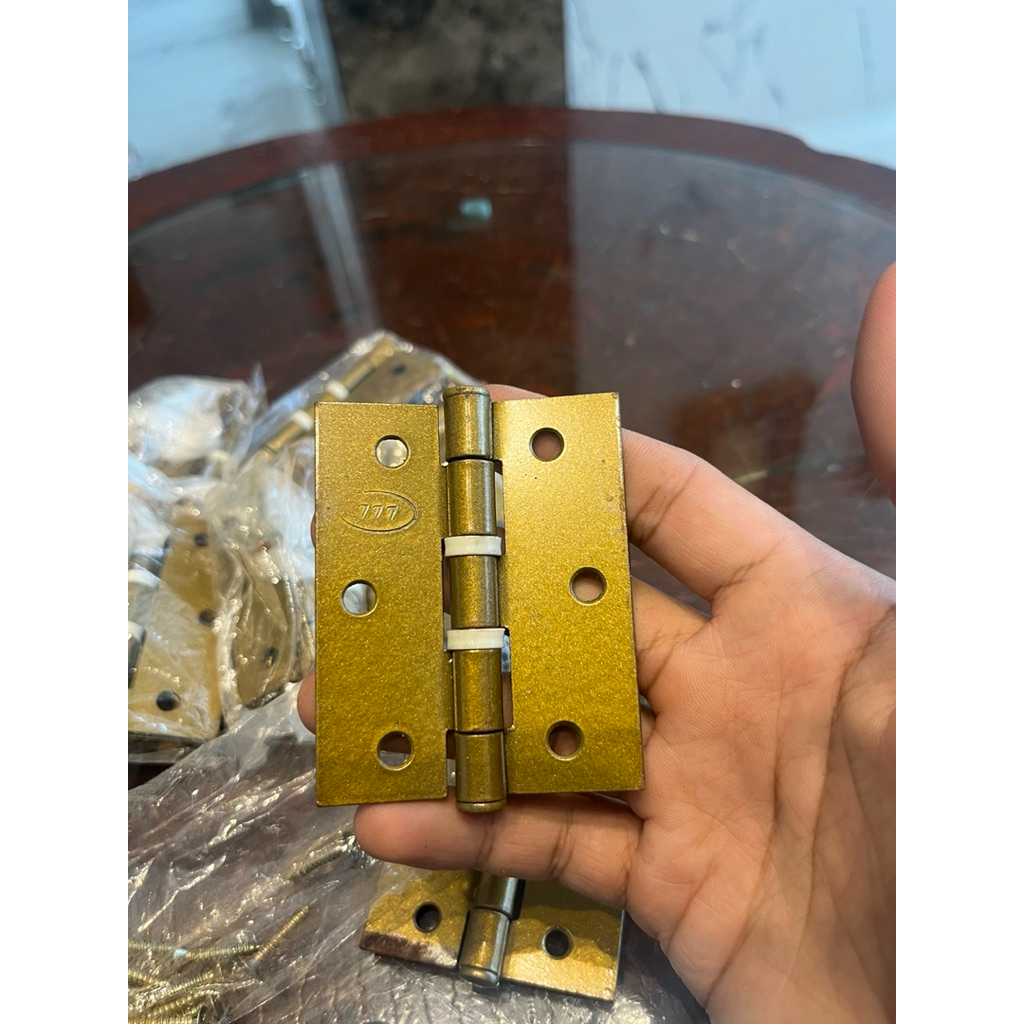 Engsel Pintu Kuningan