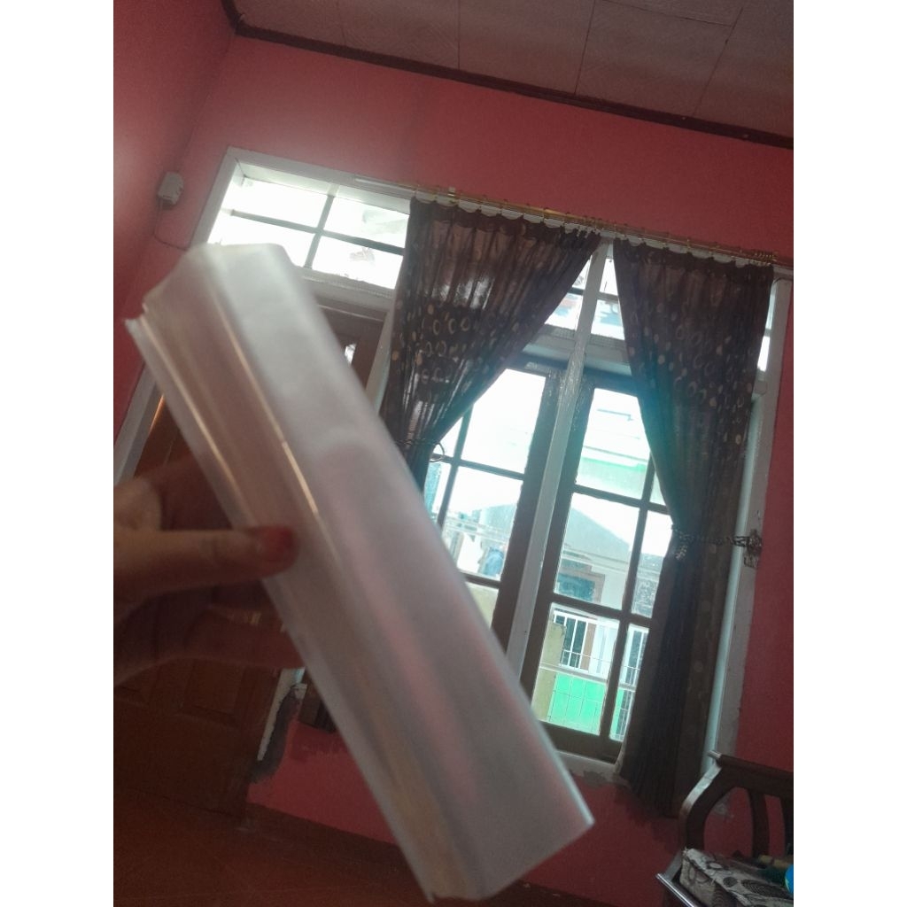 

lem kertas, sampul buku plastik kecil, saklar, kartu pos