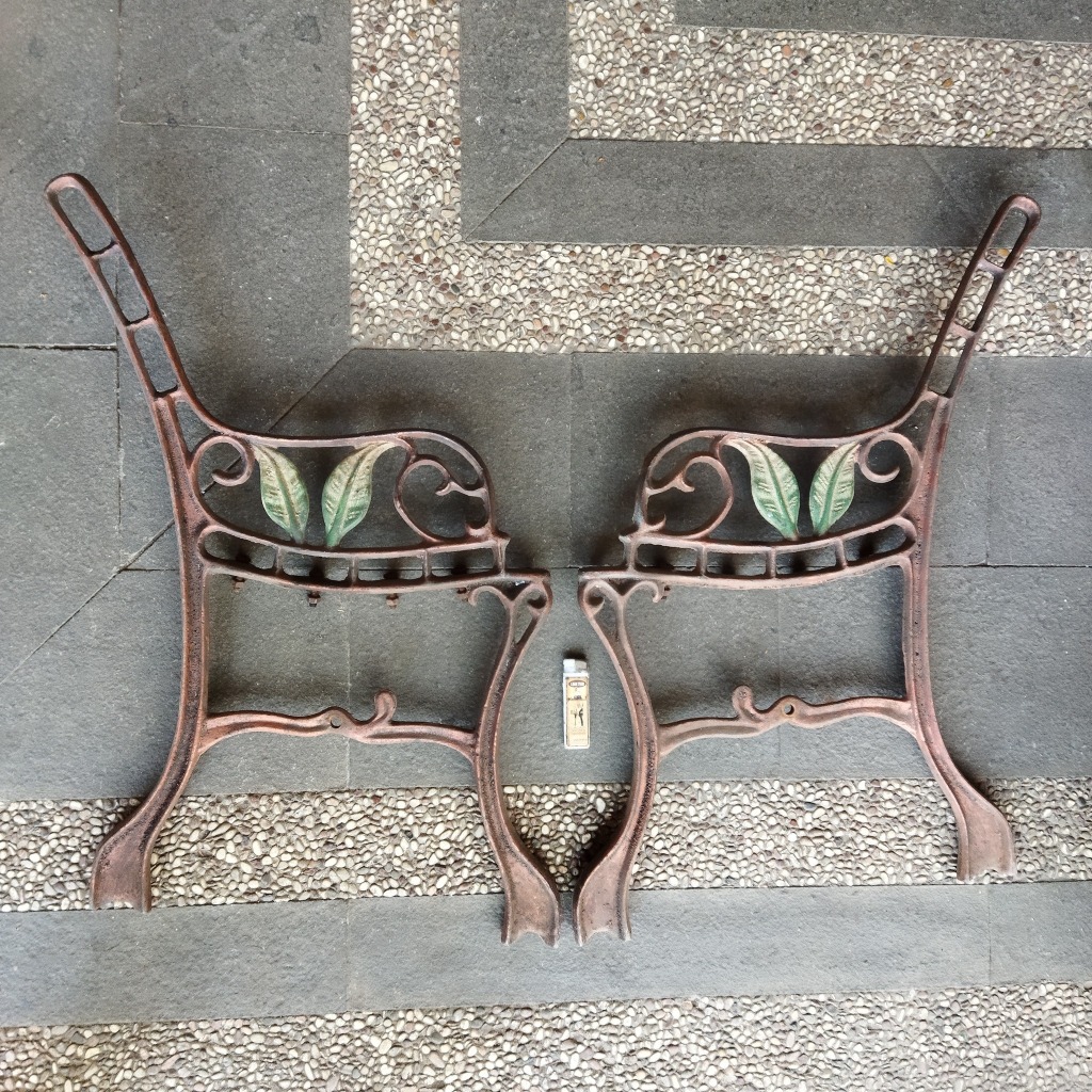 Pajangan Vintage Sepasang Rangka Kursi Besi GRAB ONLY