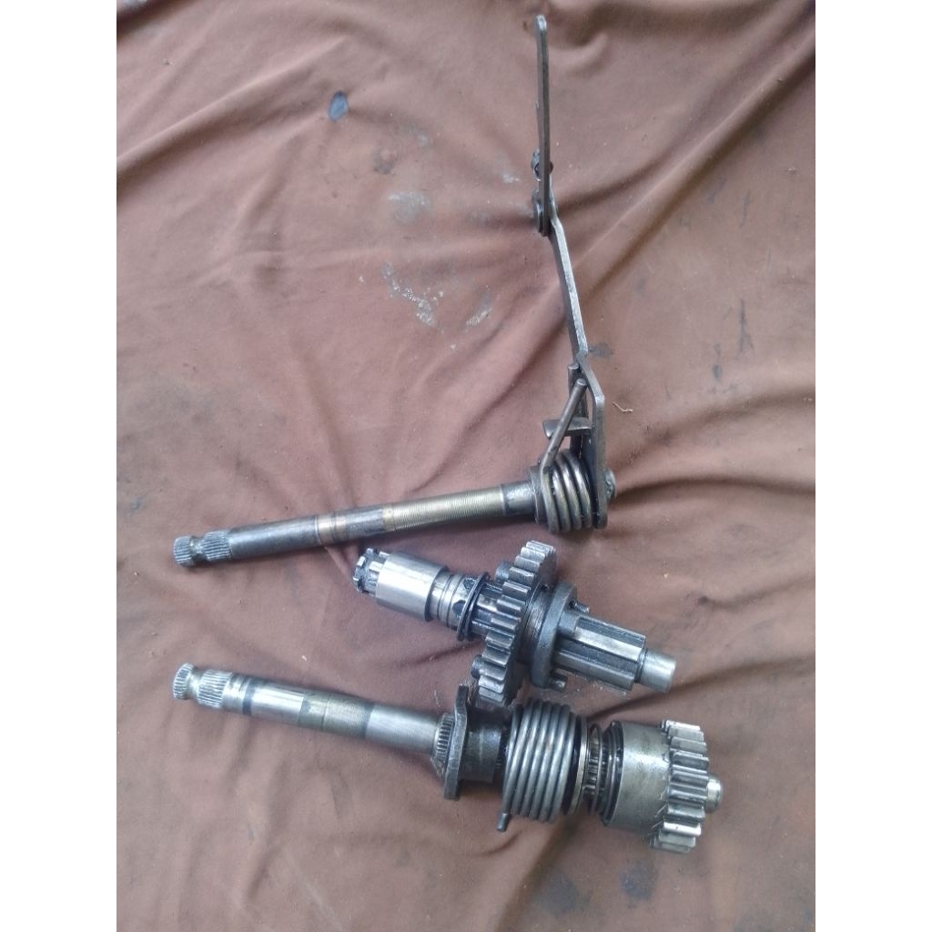 SEPAKET AS ENGKOL,AS PERSNELING DAN AS GEAR DEPAN HONDA WIN(SECOND)