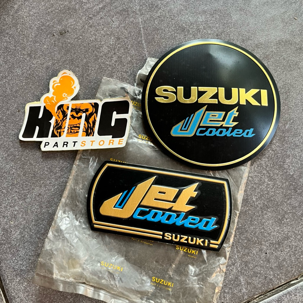 EMBLEM MESIN KANAN KIRI SUZUKI JETCOOLED JET COOLED STIKER BAK KOPLING MAGNET RC80 RC100 RC110 CRYST