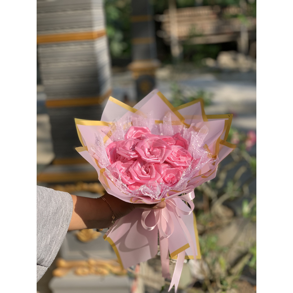 

BUCKET BUNGA PITA SATIN PINK PREMIUM / BUCKET BUNGA PITA SATIN PINK / HADIAH WISUDA / GIFT