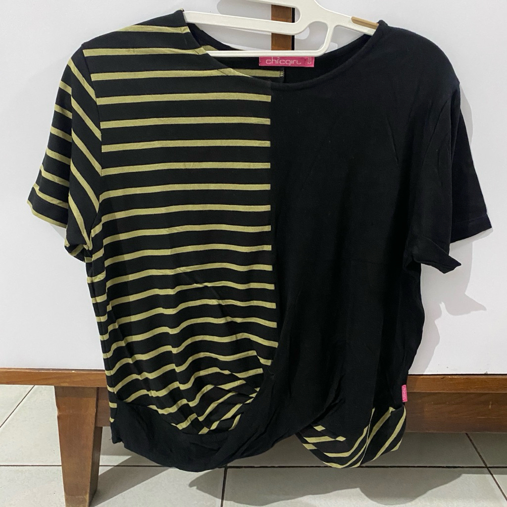 Preloved CHIC GIRL - Atasan Kaos Cropped