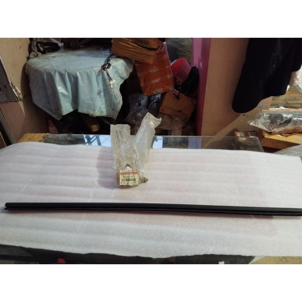 KARET LIS PELIPIT JEPIT KACA PINTU CANTER BAGIAN DALAM ORISINIL KTB BAGIAN KIRI MK484798