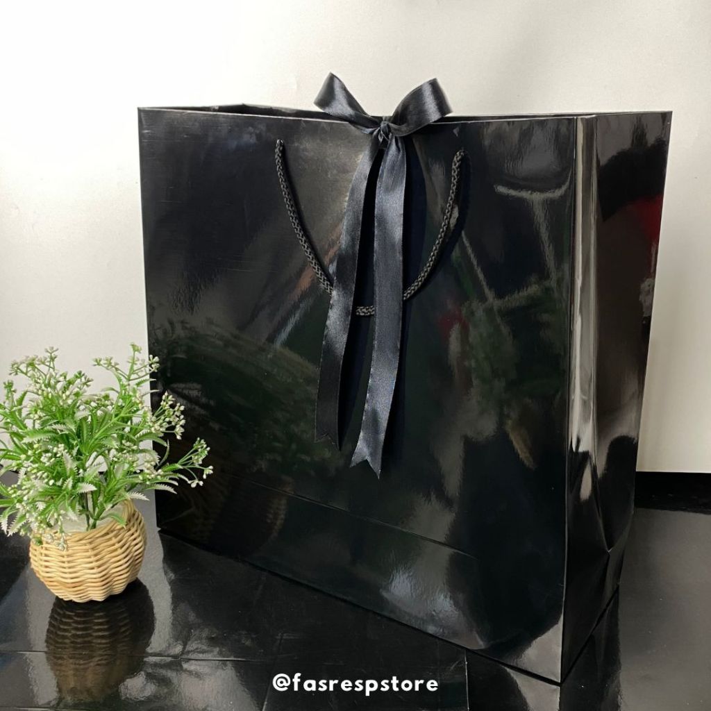 

PaperBag Hitam Glossy Uk 40x38x14 Wedding Ultah Aesthetic Bridesmaid Tas Kado Premium