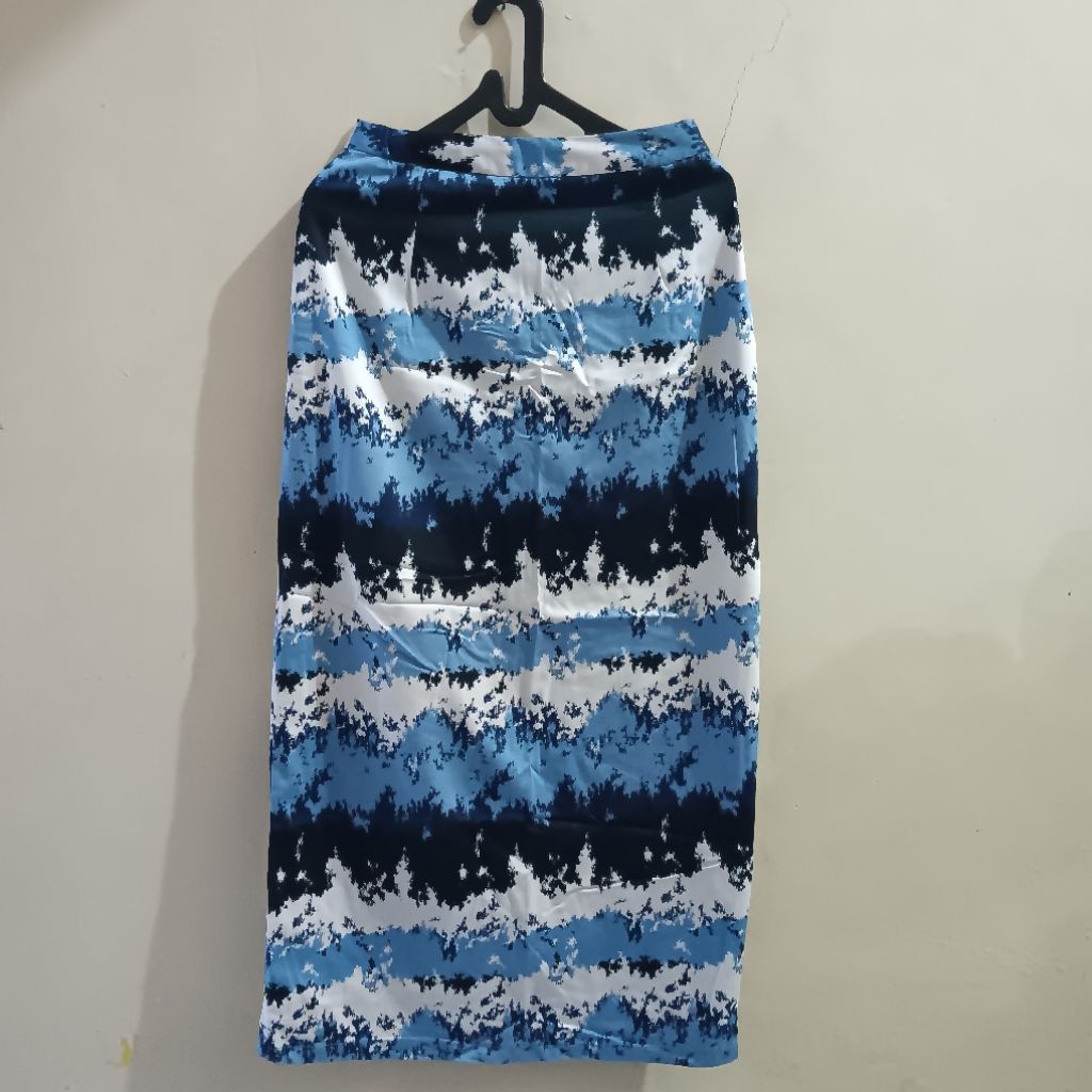 PRELOVED ROK SPAN MOTIF BIRU HITAM WANITA