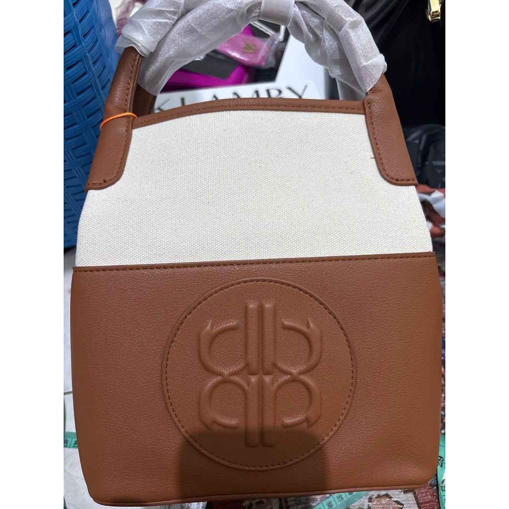 tas nada puspita,vz, wearing klamby