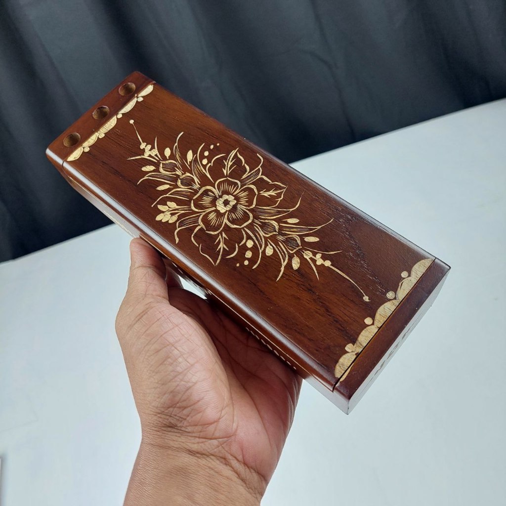 

Kotak tempat pensil dari kayu jati ukir Clasik