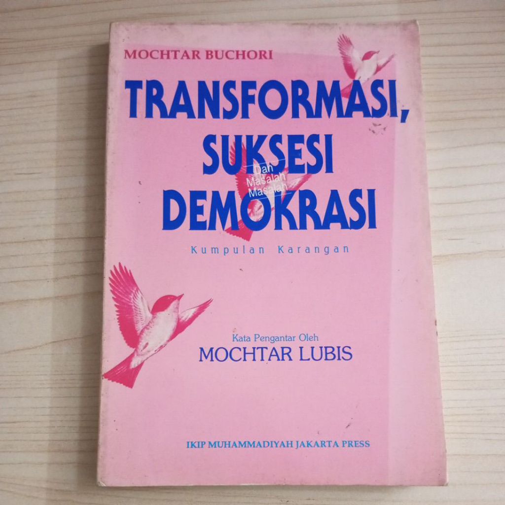 BUKU TRANSFORMASI SUKSESI DAN MASALAH MASALAH DEMOKRASI OLEH MOCHTAR BUCHORI
