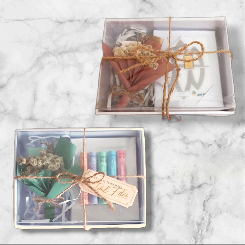 

Kotak Hadiah Kado Emas dan Uang Putih Tutup Mika Untuk Hadiah Hampers ( include bunga,shredded paper,dudukan tempat emas atau uang, tali ramy ,free kartu ucapan)