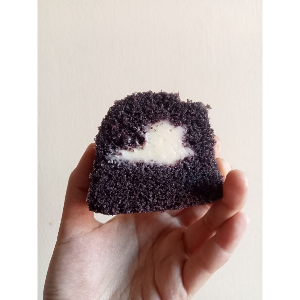 

Bolu Kukus Ketan Hitam / Pandan Isian Keju Lumer Diameter 20cm Cantikeque