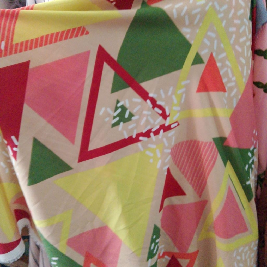Kain Katun Silky Motif Segitiga – Bahan Halus, Lembut & Tidak Menerawang (150 cm) aj