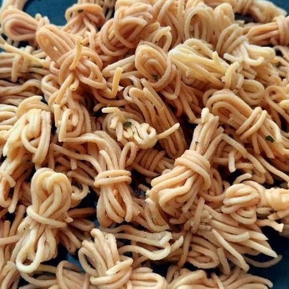 

MIE GULUNG VIRAL ASIN GURIH DAUN JERUK PURUT 165 GRAM