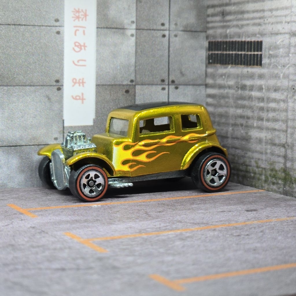 Hot Wheels Loose 1/64 Classics Series 32 Ford Vicky Chrome Gold