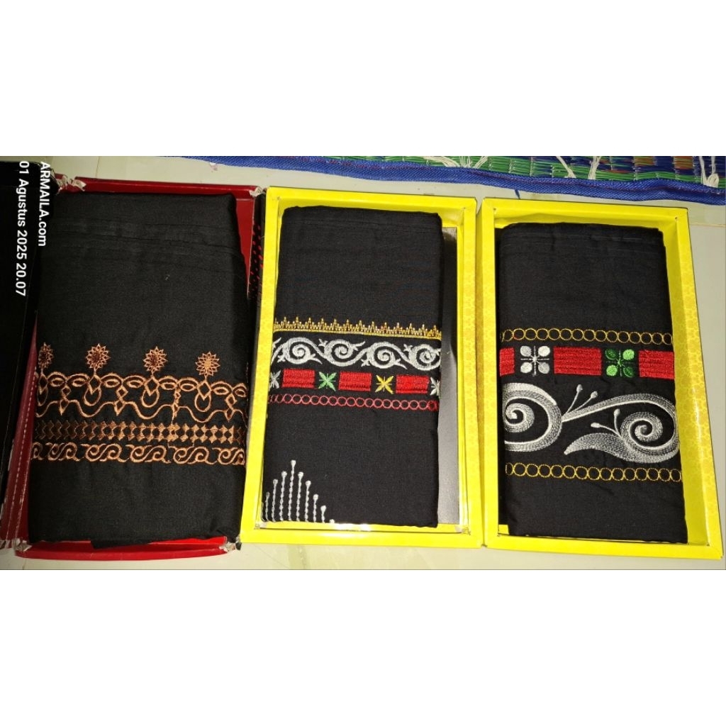 Sarung Bordir Pintu Aceh Kombinasi Gayo Hitam Bordir Kuning dan Putih