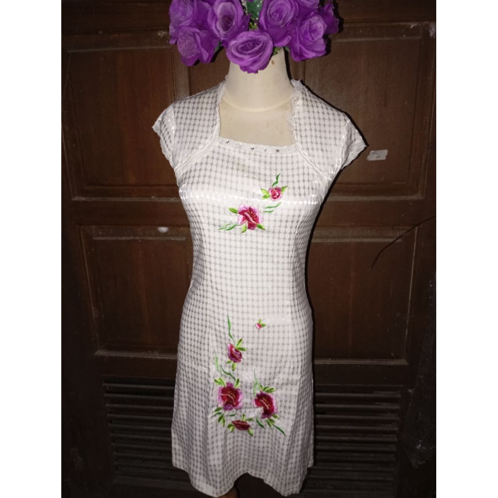 white bordir bunga dress