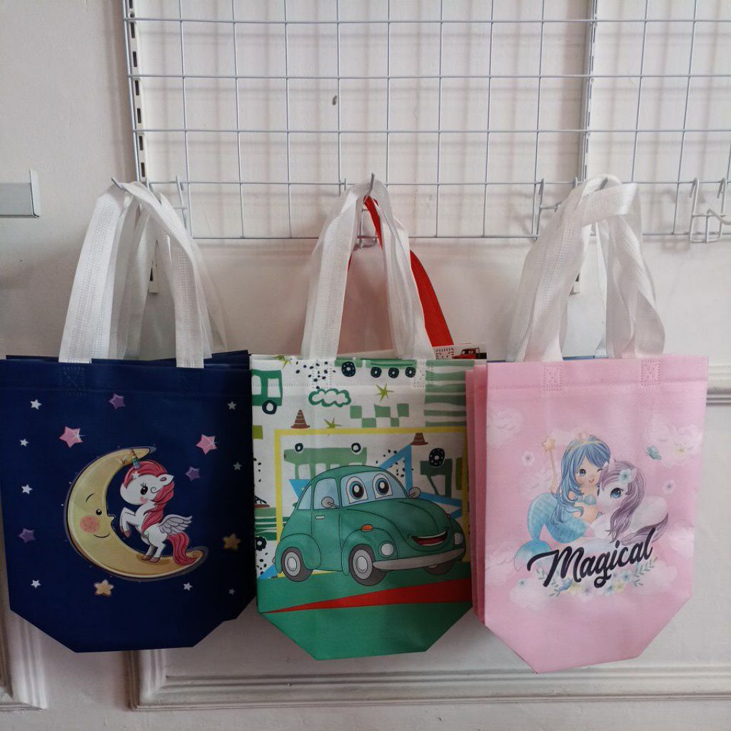 

# Tas souvenir karakter cowo cewe / tas cangking karakter