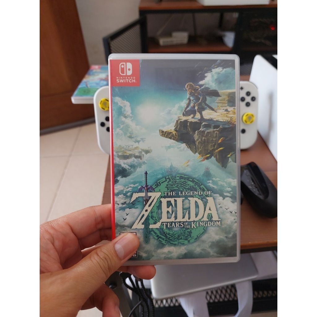 nintendo switch oled putih 64 gb tahun 2024 plus 3 kaset fisik switch (salah 1 nya zelda TOK)