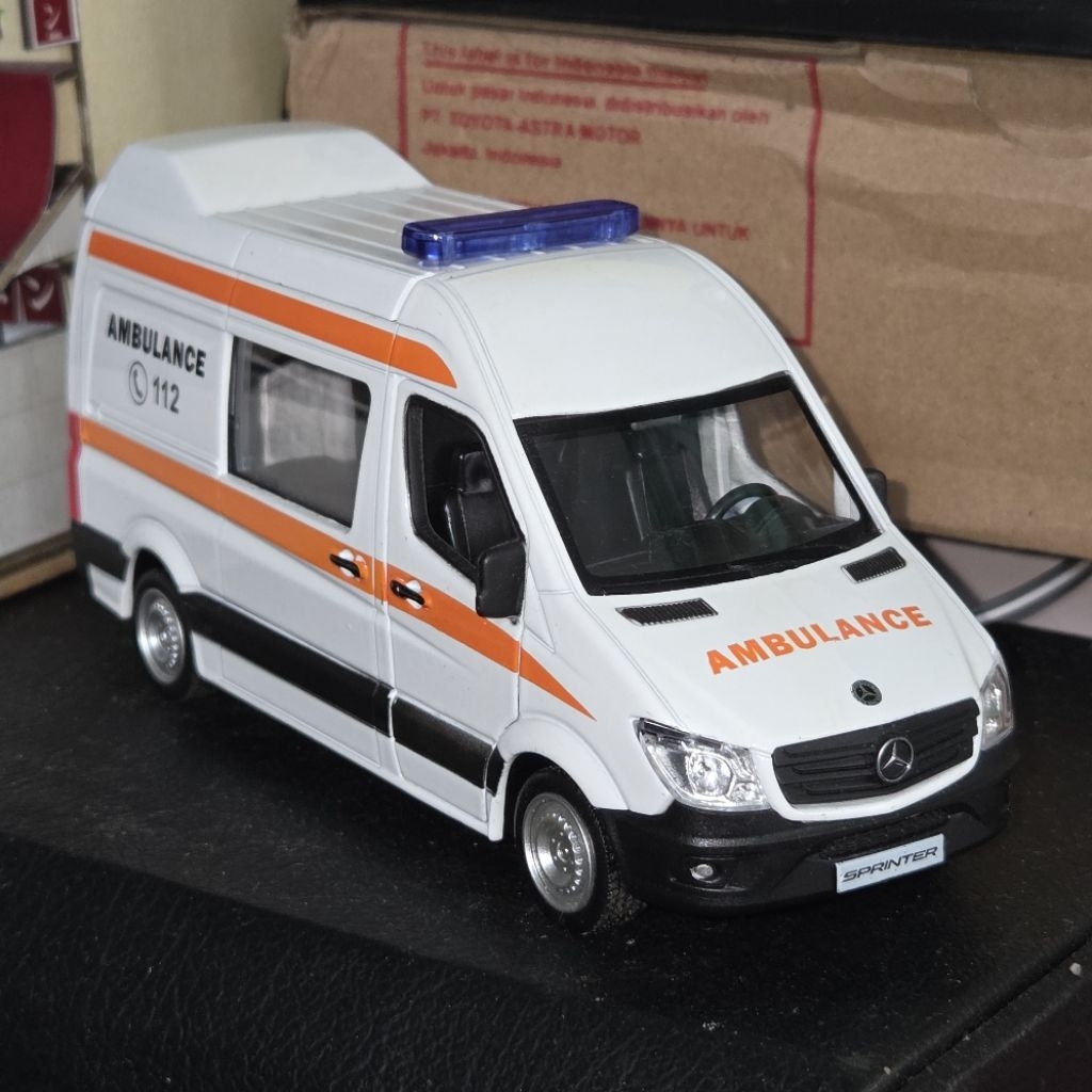 Diecast RMZ City Mercedes Benz Sprinter Ambulance skala 1:32