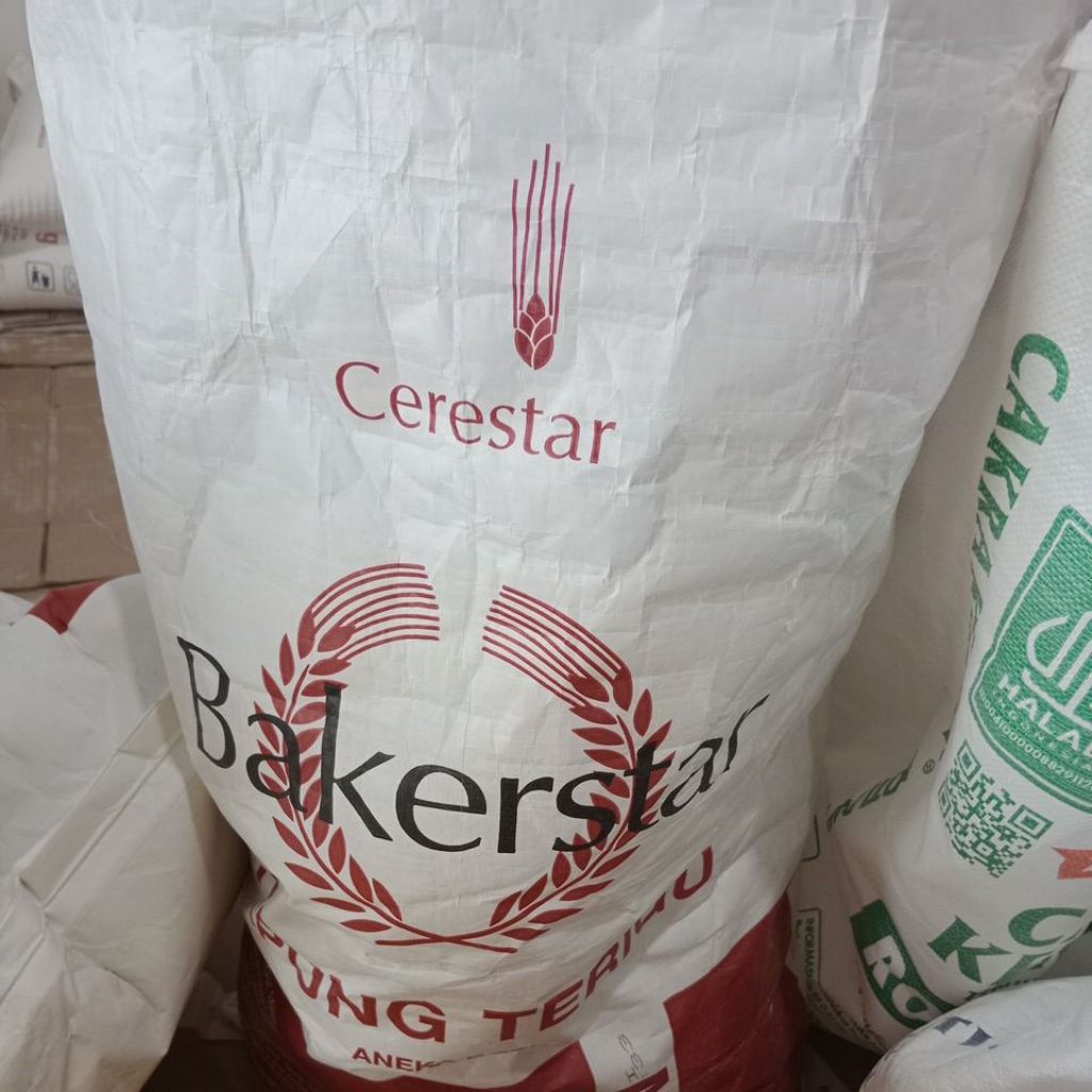 

tepung gandum bakerstar merah 1 kg