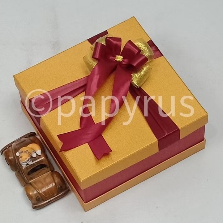 

PAPYRUS Sandwich 22,5x22,5 Tinggi 10cm Kotak Kado Gift Box Hardbox Hampers V1