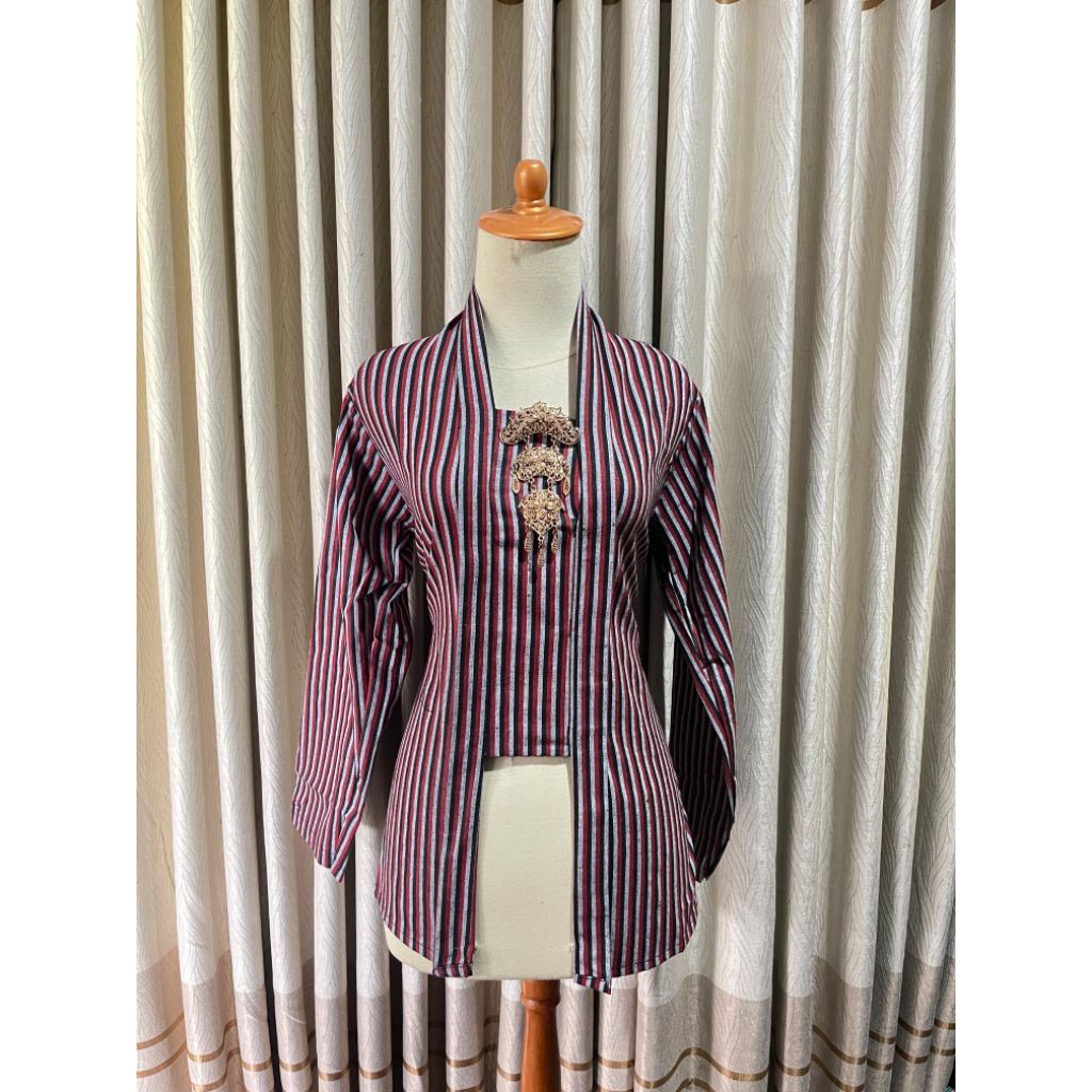 Kebaya lurik wanita merah hitam putih
